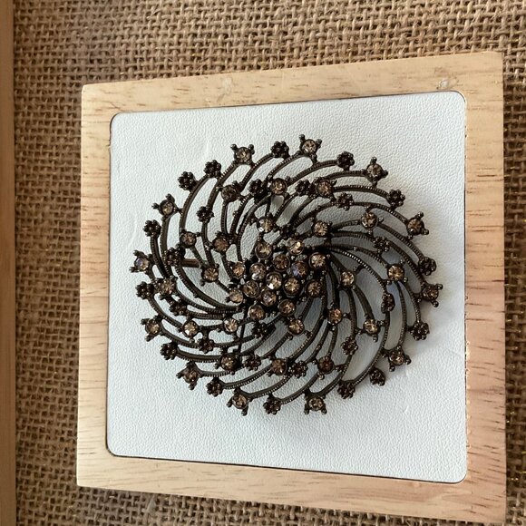 Simply Vera Wang Rhinestone Spiral Brooch Pin Jewelry With Crystal Stones & Meta - Picture 6 of 10